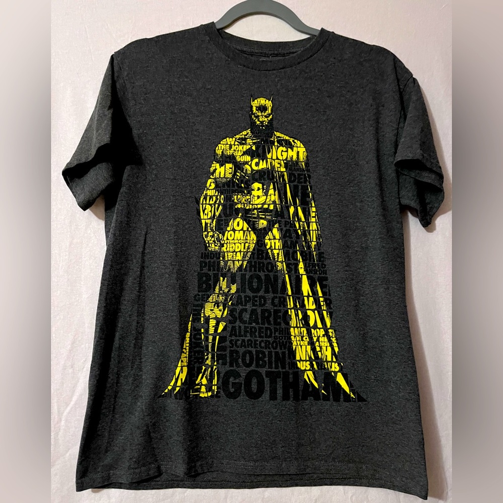 Dark Knight Gotham Word Art Graphic US Medium Men’s/ Unisex Tee 💛 🦇